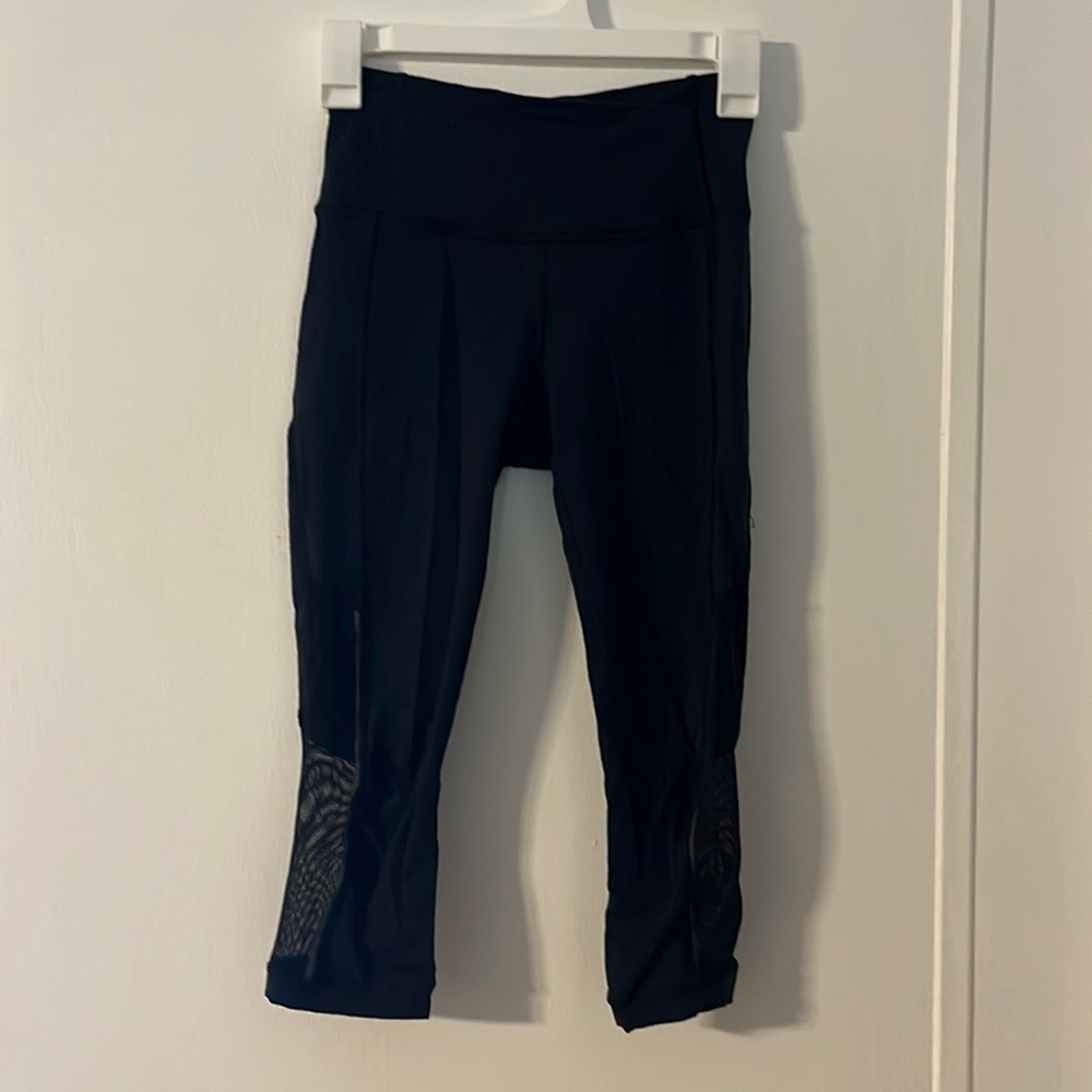 Lululemon black and blue capri pants